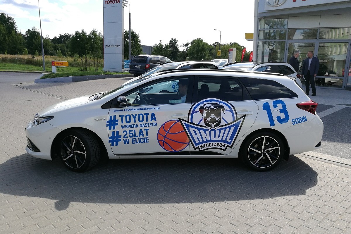 Anwil nadal jeździ Toyotą