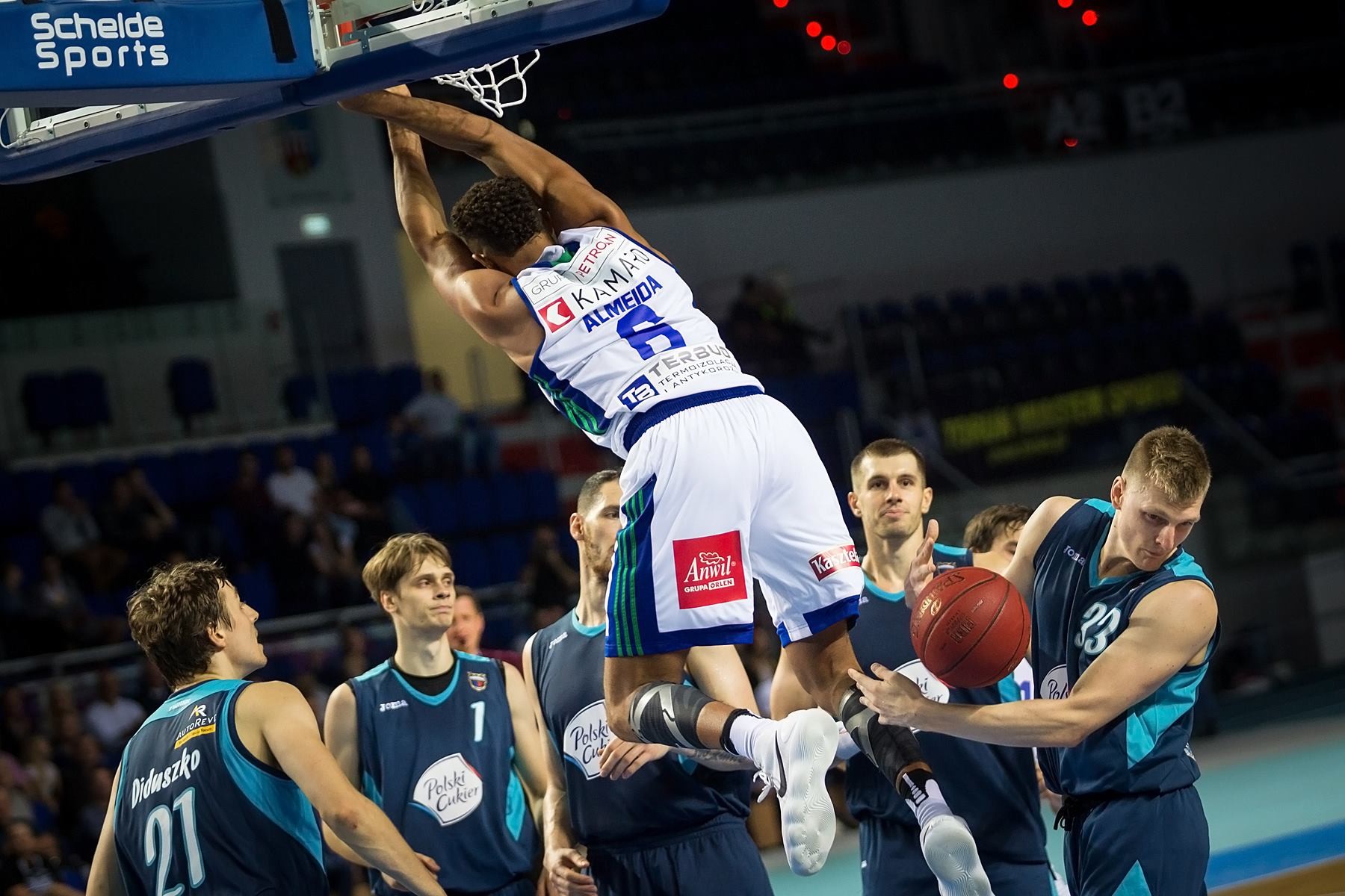 Almeida fruwa, Anwil wygrywa