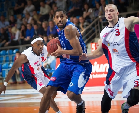 Simon trafia w Centrum, Anwil wygrywa