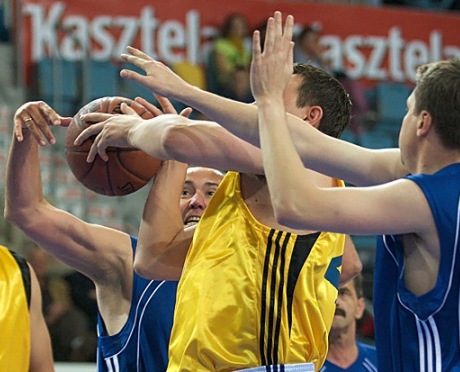 Pluta zagra przeciw radnym