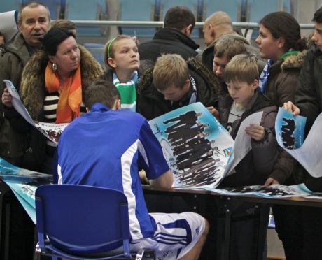 Kalendarze, proporce i widokówki z autografami