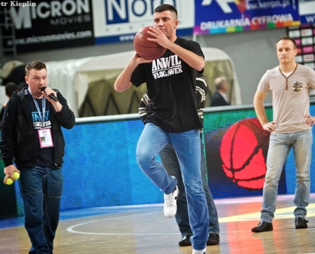 Adrian trafił rzut z połowy. Pojedzie do ciepłych krajów
